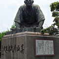 高山彦九朗の像