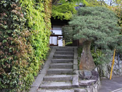 金福寺：入口階段