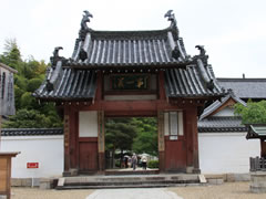 萬福寺：独特の総門（重文）