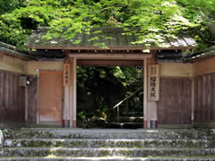 瑠璃光院：山門