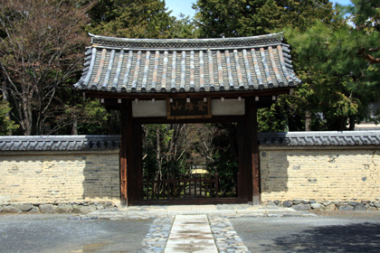 鹿王院：山門