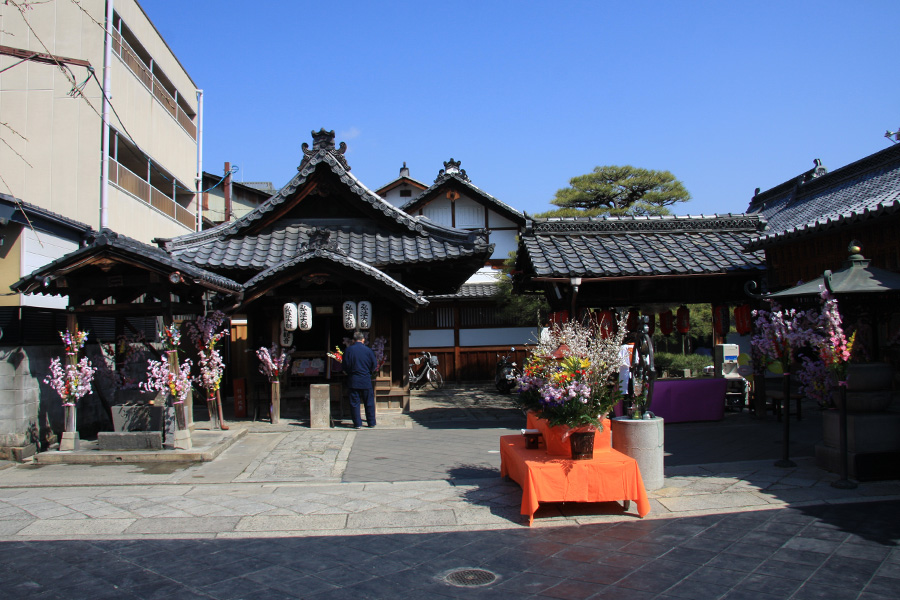 釘抜地蔵（石像寺）