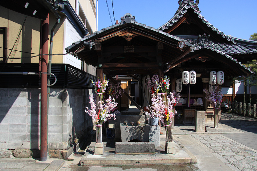 釘抜地蔵（石像寺）